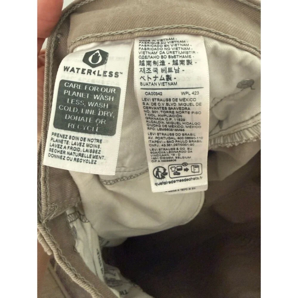 Levis dad holes offer